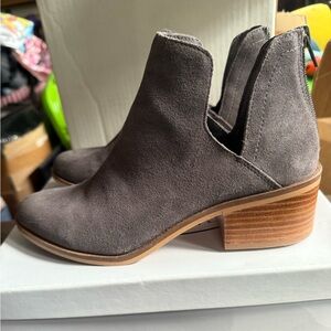 Grey Boot/ Size 7